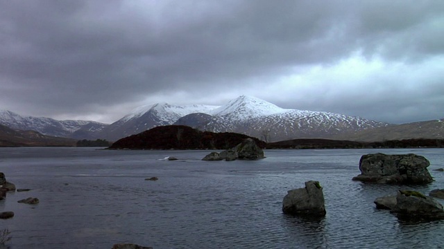 白雪皑皑的山和湖/ Glencoe，苏格兰，英国视频素材