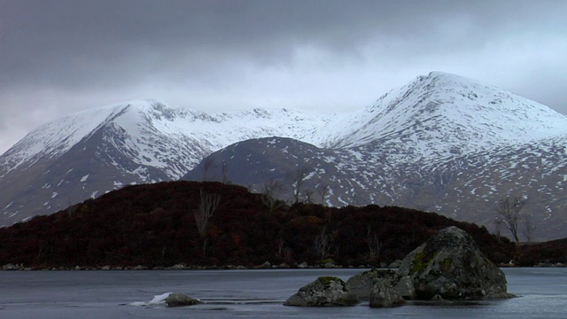 白雪覆盖的山和湖/ Glencoe，苏格兰，英国视频素材