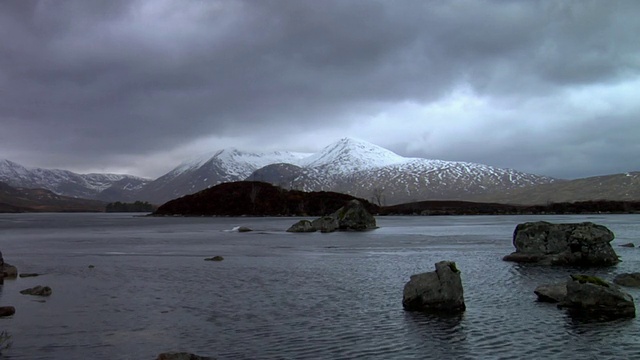 白雪皑皑的山和湖/ Glencoe，苏格兰，英国视频素材