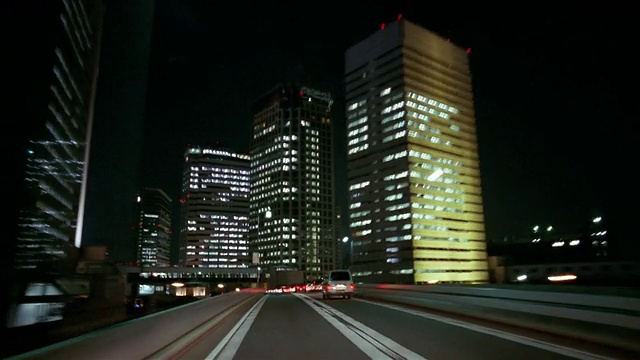 时间流逝，日本东京，一辆在夜间高速公路上行驶的汽车视频素材