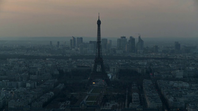 黄昏的埃菲尔铁塔与城市景观/巴黎，Ill de France，法国视频素材