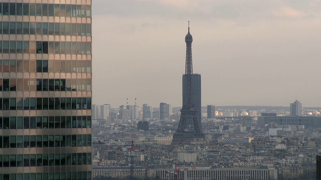 以埃菲尔铁塔为背景的拉德芳斯建筑视图/法国巴黎视频素材