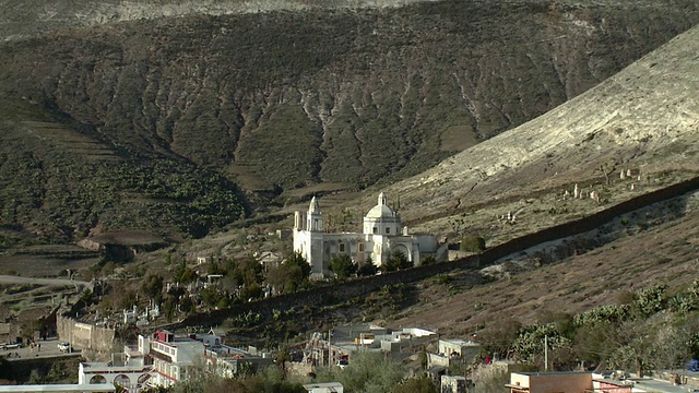 WS ZO墓地教堂在沙漠/ Real de Catorce，圣路易斯波托西，墨西哥视频素材