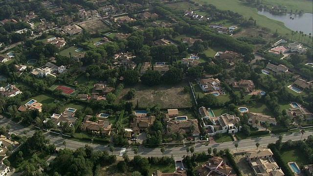 在Sotogrande / Sotogrande的房屋鸟瞰图，安达卢西亚，西班牙视频素材