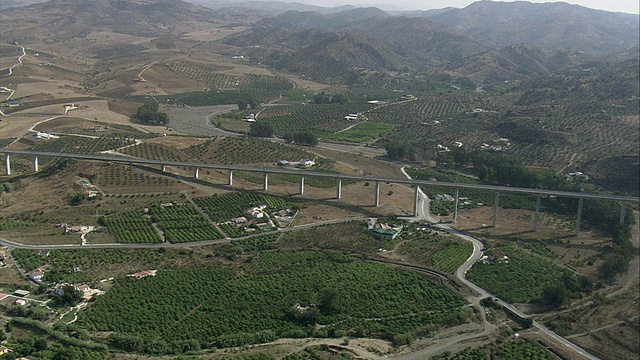 WS POV架空长高架桥(高速公路桥)横跨山谷/阿罗拉，安达卢西亚，西班牙视频素材