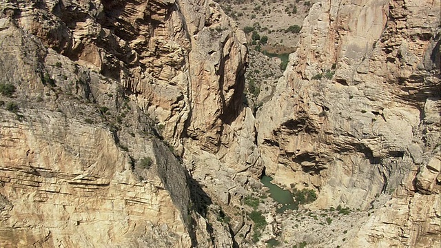 西班牙安达卢西亚EL Chorro / EL Chorro山谷的WS POV鸟瞰图视频素材