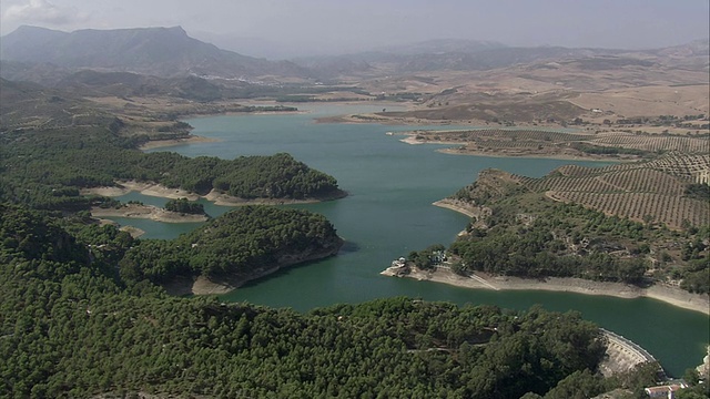 Pantano del Chorro水库鸟瞰图/ El Chorro，安达卢西亚，西班牙视频素材