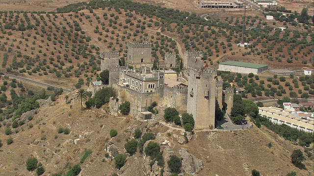 您的POV ZI鸟瞰图与Almodovar del Rio / Almodovar del Rio, Andalusia, Spain视频素材