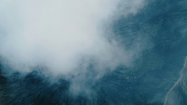 从空中俯瞰，印尼的布罗莫火山喷出的烟雾视频素材