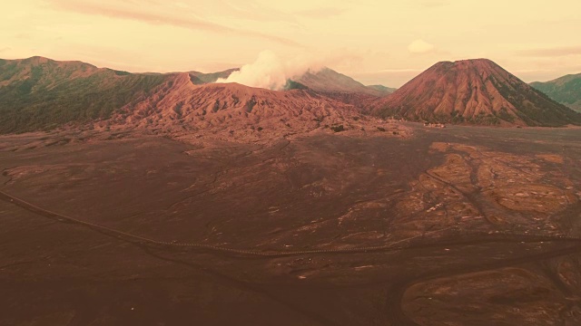 从空中360度俯瞰，在黄金时间，印尼的布罗莫山视频素材