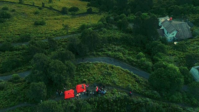 游客露营在悬崖上看日出的布罗莫山鸟瞰图，印度尼西亚视频素材