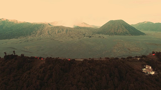 从空中360度俯瞰，在黄金时间，印尼的布罗莫山视频素材