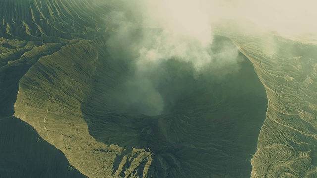 从空中俯瞰，印尼的布罗莫火山喷出的烟雾视频素材