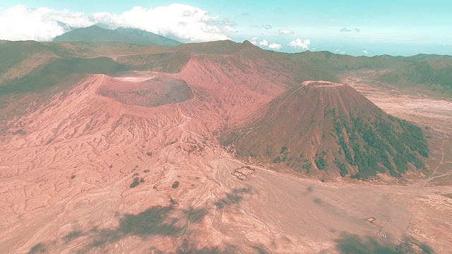 从空中360度俯瞰，在黄金时间，印尼的布罗莫山视频素材