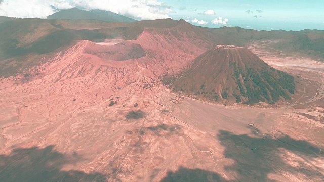 从空中360度俯瞰，在黄金时间，印尼的布罗莫山视频素材