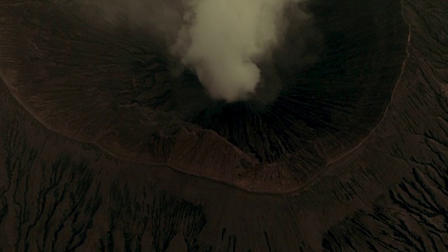 从空中俯瞰，印尼的布罗莫火山喷出的烟雾视频素材