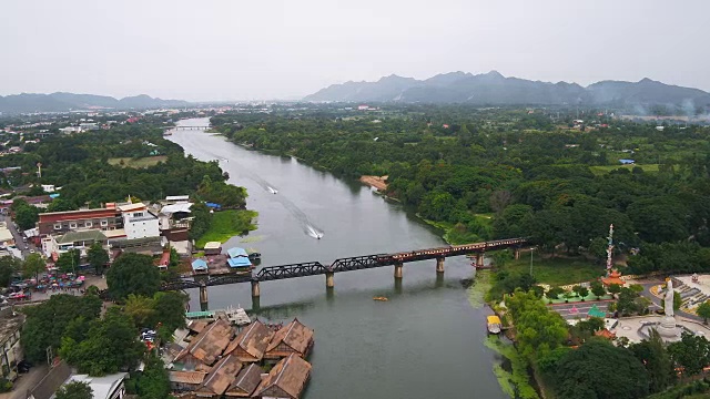 这列火车正驶过一座横跨桂河的大桥，这座大桥建于第二次世界大战期间。视频素材