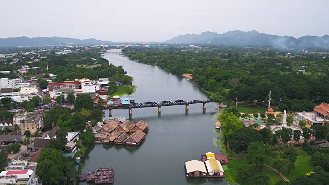 这列火车正驶过一座横跨桂河的大桥，这座大桥建于第二次世界大战期间。视频素材