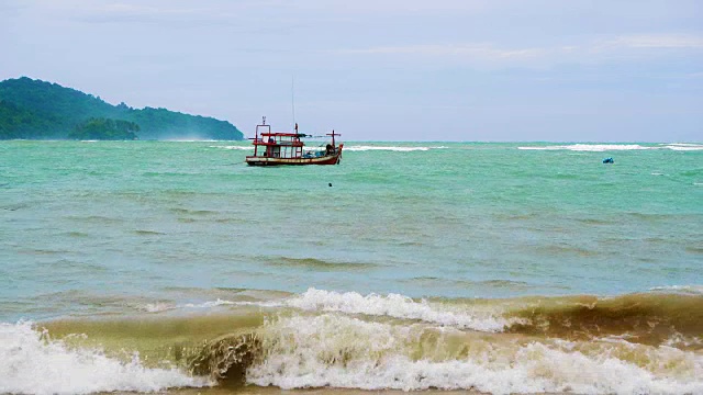 渔船在公海上，波涛汹涌，狂风暴雨视频素材