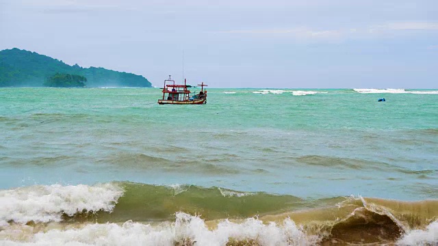 渔船在海上，风浪大，狂风暴雨视频素材