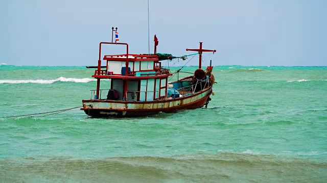 汽艇在海上波浪中摇摆视频素材