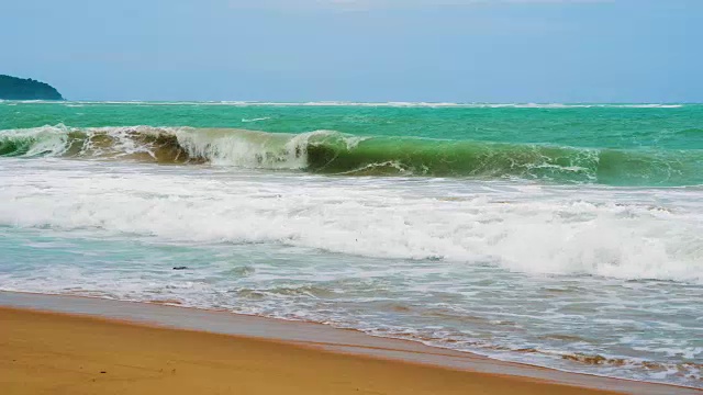 阳光明媚的一天，沙滩上的海浪视频素材