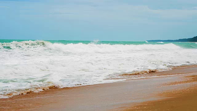 海浪冲击着沙滩视频素材