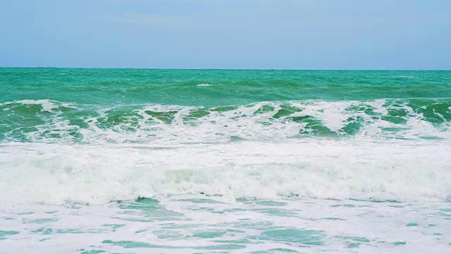 海浪在一个晴朗的日子视频素材