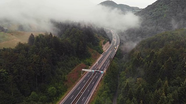 早晨高速公路;鸟瞰图视频素材