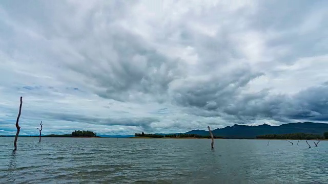 T/L PAN美丽的湖泊和波浪与热带山脉和多云的天空视频素材