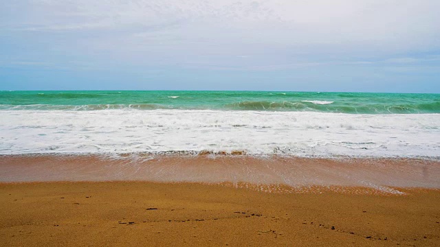 阳光明媚的一天，海滩上的海浪视频素材