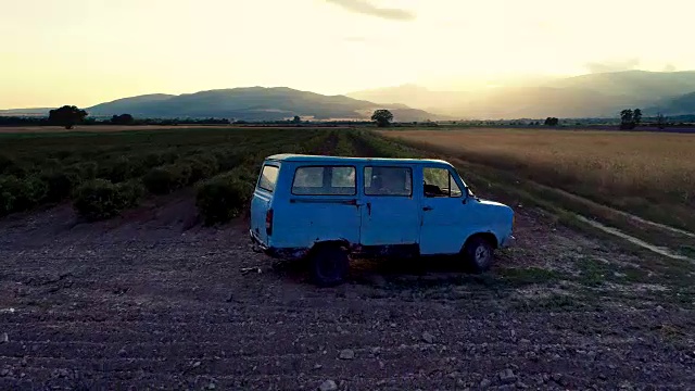 日落时的薰衣草田。排与排之间的旧货车。视频素材