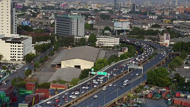 在市区高速公路上的汽车交通视频素材