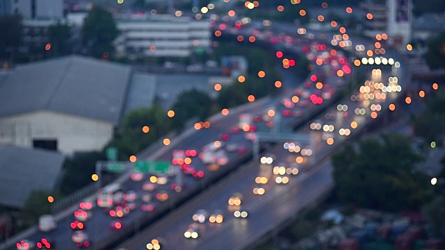 在市区高速公路上的汽车交通视频素材