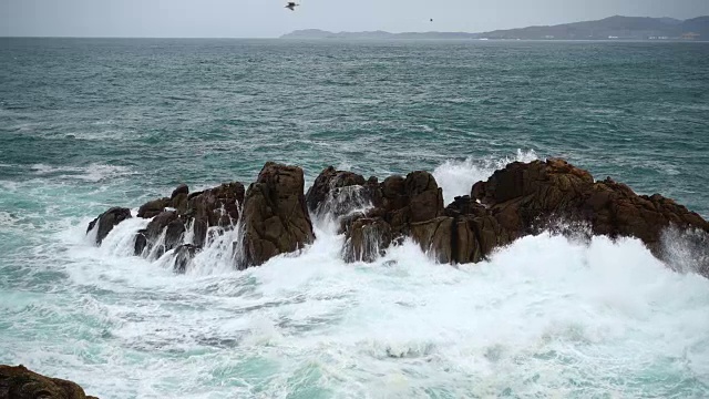 拍摄大西洋在城市La Coruña，西班牙。缓慢的运动。视频素材