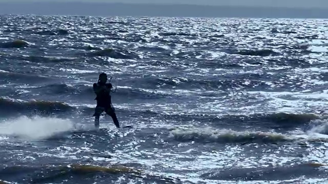 慢动作:风筝滑板在冲浪板上滑行。夏天晴朗的夜晚。视频素材