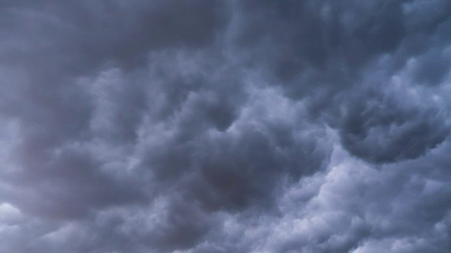 灰色风暴云在天空中移动。时间流逝。雷雨风暴。卷曲的云很低视频素材