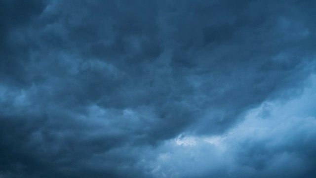 灰色风暴云在天空中移动。时间流逝。雷雨风暴。卷曲的云很低视频素材