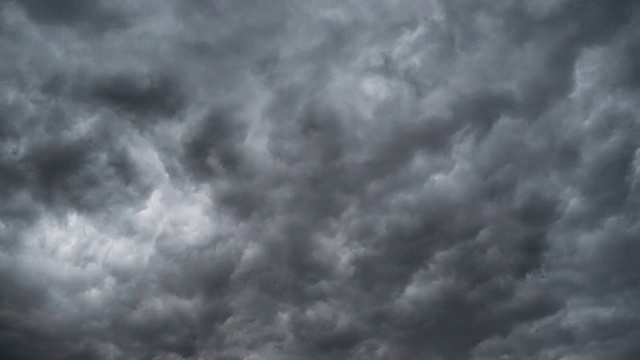 灰色风暴云在天空中移动。时间流逝。雷雨风暴。卷曲的云很低视频素材