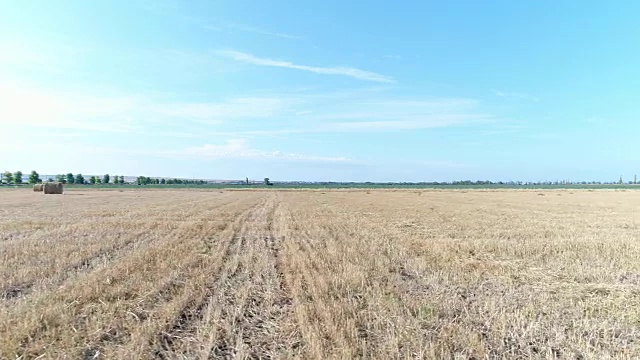 航拍，田野里的干草堆。收割，秸秆在田里。视频素材