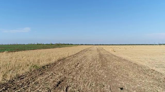 空中-夏季，农田，干草卷。视频素材