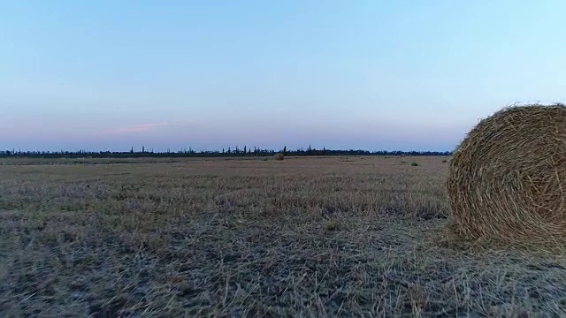 空中收获干草，稻草舵。田野里的草堆，乡村的风景。视频素材