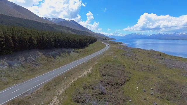 航拍湖面和有山的道路视频素材