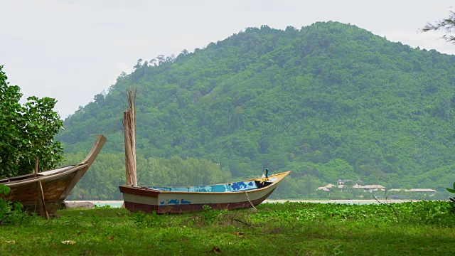 热带岛屿，船在海滩上视频素材