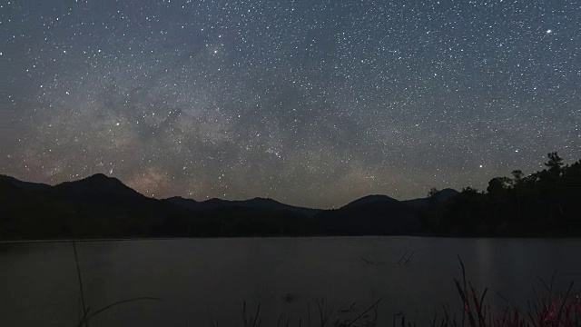 银河系正移动到幸存者的上方视频素材