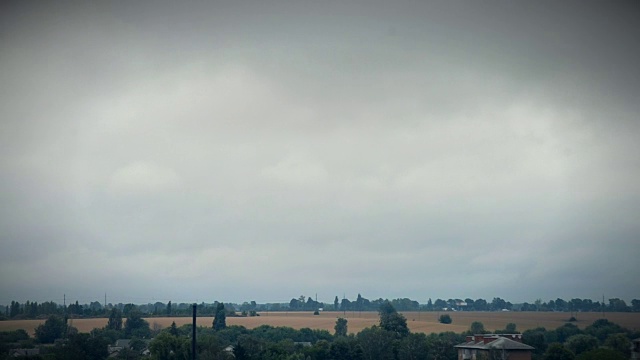 快速运动的雨云在天空特写抽象背景视频素材