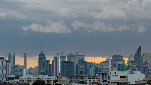 日落在曼谷城市:今晚的一天时间推移灰色的云天空与城市景观。视频素材