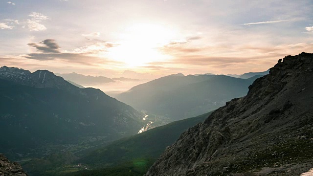 时间流逝苏萨山谷日出，阿尔卑斯山夏日视频素材