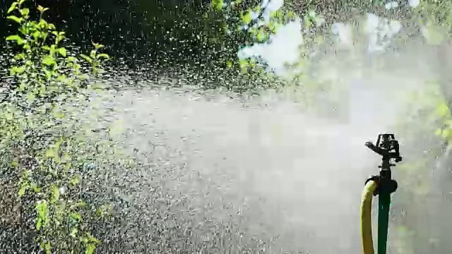 塑料自动喷水装置，具有较强的喷水能力，可浇灌花园中的草坪。视频素材