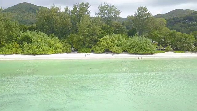 鸟瞰图的贝埃圣安妮-普拉林-塞舌尔视频素材